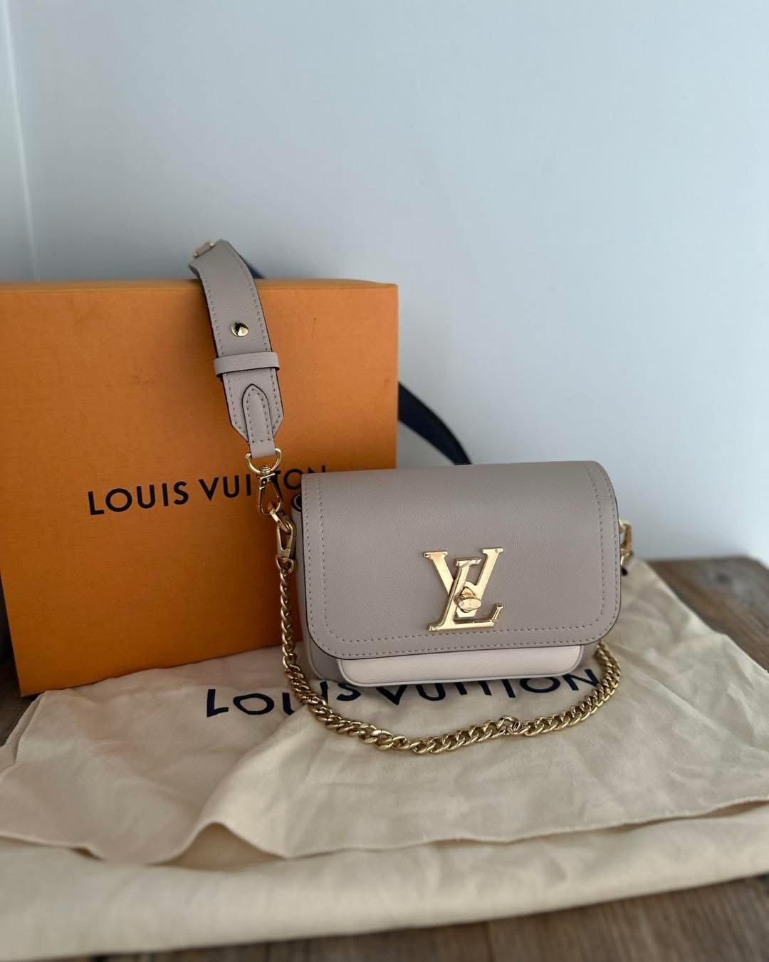 Louis Vuitton Lockme Tender in Griege