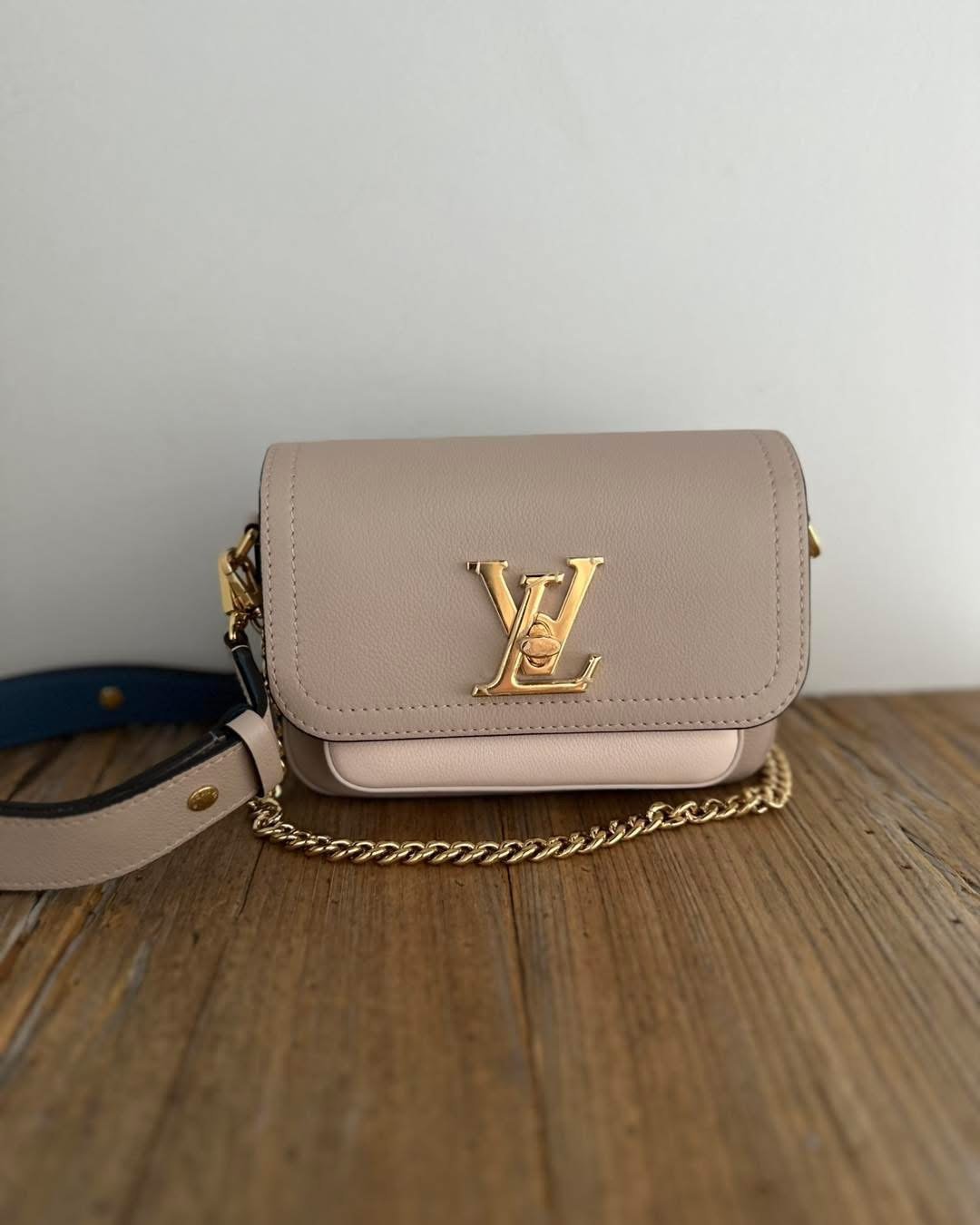 Louis Vuitton Lockme Tender in Griege