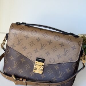 Louis Vuitton Pochette Métis Monogram Reverse